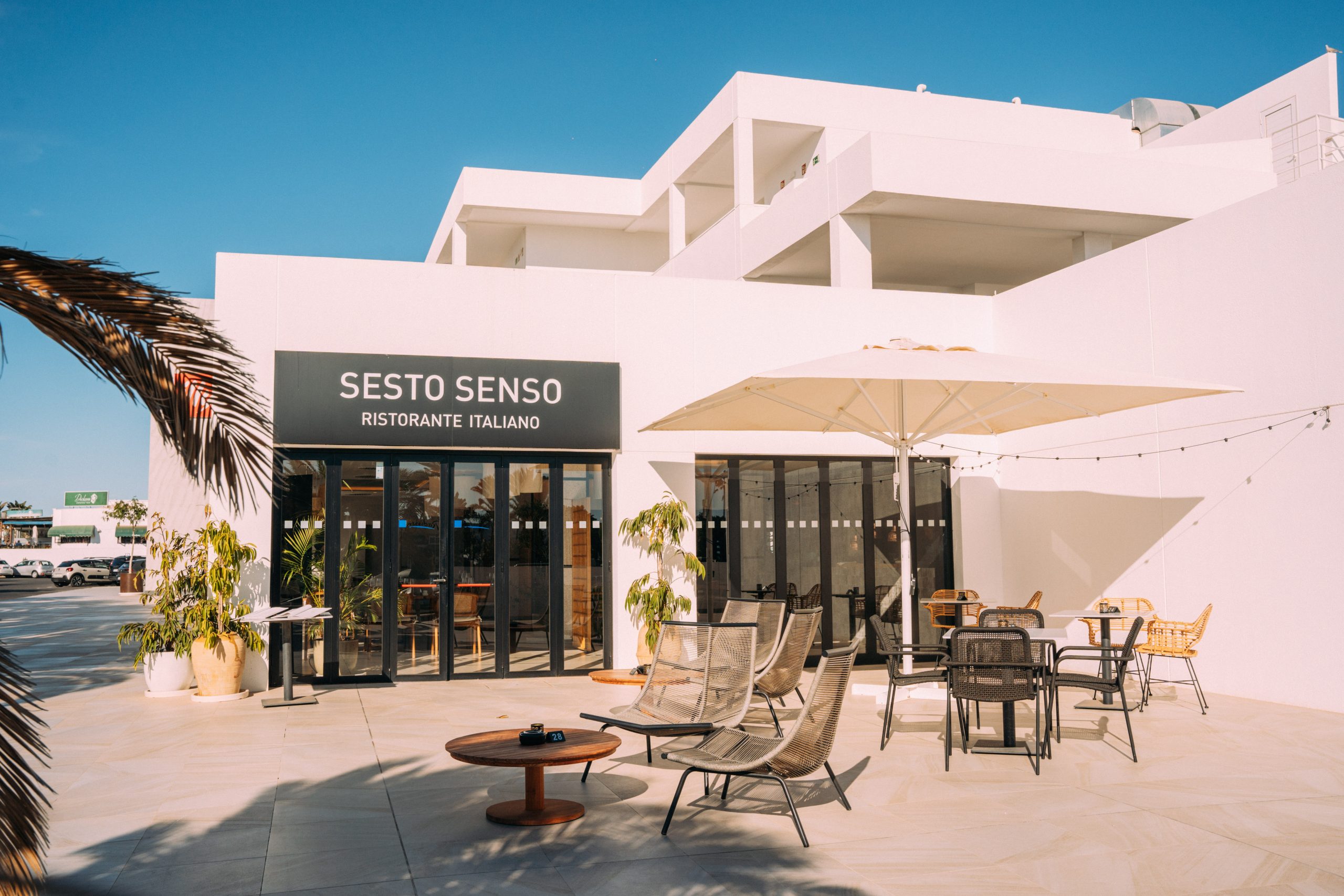Restaurante Sesto Senso Lanzarote - Espacio exterior, fachada y mesas